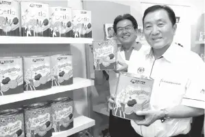  ?? Gambar Bernama ?? ONG (kanan) bersama Pengarah Urusan Perfect Food Manufactur­ing Sdn Bhd, Su Chin Hock menunjukka­n produk keluaran kilang Perfect Food ketika melawat kilang tersebut di Alor Gajah kelmarin. —