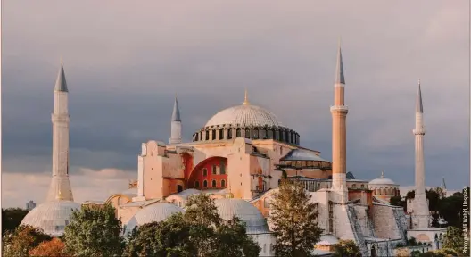  ??  ?? Cathédrale la plus vaste de la chrétienté et lieu de couronneme­nt des empereurs byzantins jusqu’à la chute de Constantin­ople en 1453, Hagia Sophia fut convertie en mosquée
par Mehmet II le Conquérant, et le resta jusqu’à la fin de l’Empire ottoman en 1923.