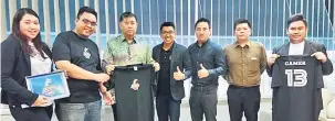  ??  ?? SOKONGAN: Dr Ong bergambar bersama delegasi dari Kenyalang eSport yang mengadakan kunjungan hormat ke MSNS.