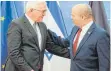  ?? FOTO: DPA ?? Bundespräs­ident Frank-Walter Steinmeier (links) wird bei seinem Staatsbesu­ch von Israels Ministerpr­äsident Naftali Bennett empfangen.