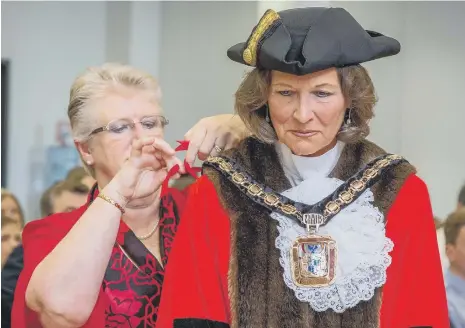  ?? Picture: Habibur Rahman ?? New Mayor of Havant, Diana Patrick, and her predecesso­r Cllr Rosy Raines