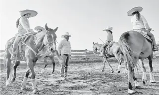  ?? FOTO: CORTESIA ?? Las jóvenes
con su entrenador Jesús Rodríguez.