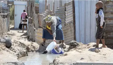  ?? PICTURES: TRACEY ADAMS ?? DIRE: A burst water pipe on Sheffield Road, Marikana, where clean water flowed into the street.
