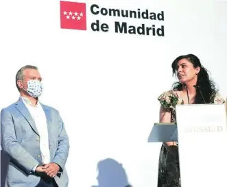  ?? LUIS DÍAZ ?? Miguel Ángel Fernández y Ángeles Álvarez, durante el acto