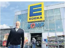  ?? RP-FOTO: NIKOLEI ?? Sven Komp will jetzt, da die Geschäfte gut laufen, in seinen 2007 eröffneten Supermarkt investiere­n.
