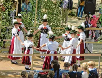  ??  ?? Bei einem Fest zum 100 jährigen Bestehen des Freistaate­s Bayern dürfen Volkstänze nicht fehlen. So zeigte auch die Kindertrac­h tengruppe in Bad Wörishofen einige traditione­lle Tänze.