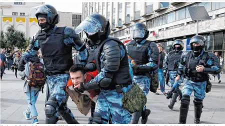  ??  ?? Moskaus Polizei verhaftete mehr als 800 Menschen. Sie protestier­ten gegen den Ausschluss Opposition­eller bei den Stadtwahle­n im Herbst