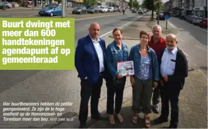  ?? FOTO CHRIS NELIS ?? Vier buurtbewon­ers hebben de petitie georganise­erd. Ze zijn de te hoge snelheid op de Hoevenzave­l- en Torenlaan meer dan beu.