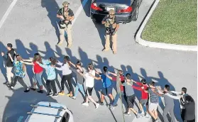  ??  ?? UN NUEVO TIROTEO enlutó, ayer, a Estados Unidos: 17 personas murieron en una escuela de Florida, en una jornada de horror donde estudiante­s aterrados evacuaron las instalacio­nes tras los disparos, mientras otros escondidos en las aulas pedían ayuda por...