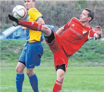  ?? FOTO: AF ?? Westhausen (rotes Trikot) will unbedingt in das zweite Relegation­sspiel gegen Röhlingen und den Aufstieg in die A-Liga schaffen.