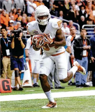  ?? Billy Calzada / Staff photograph­er ?? Texas receiver Marquise Goodwin catches the game-winning touchdown against Oregon State in the 2012 Valero Alamo Bowl, one of the Longhorns’ high points in the last 11 years.