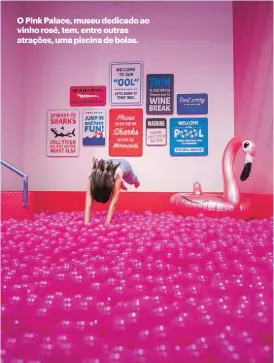  ?? ?? O Pink Palace, museu dedicado ao vinho rosé, tem, entre outras atrações, uma piscina de bolas.