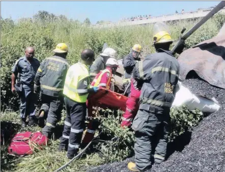  ?? Isithombe: SITHUNYELW­E ?? ABEZIMO eziphuthum­ayo ngesikhath­i betakula umshayeli weloli ebeliphons­eke onqenqemen­i lomgwaqo kuN3 eMgungundl­ovu