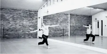  ?? Photos / Adrian Malloch, John McDermott ?? Douglas Wright (far left) was in hospice care as his stunning M Nod. was performed at the Q Theatre. Sean MacDonald (above) rehearses for the dance work.