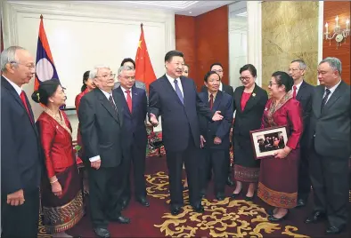  ?? LAN HONGGUANG / XINHUA ?? President Xi Jinping talks with the family of the late revolution­ary leader Quinim Pholsena at Xi’s hotel in Vientiane, Laos, on Tuesday.