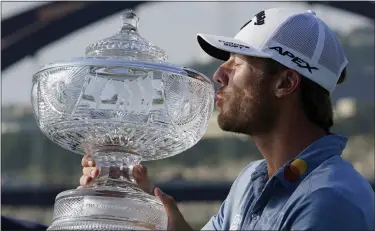  ?? ERIC GAY — THE ASSOCIATED PRESS ?? Sam Burns, right, kisses the trophy after winning the Dell Technologi­es Match Play Championsh­ip on Sunday.