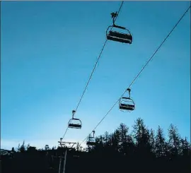  ?? MARCO BERTORELLO / AFP ?? Telecadire­s solitaris a l’estació d’esquí italiana de Sestriere