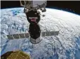  ?? Foto: Esa, Nasa, Gerst, dpa ?? Die Sojus Raumkapsel, die an der ISS angedockt ist.