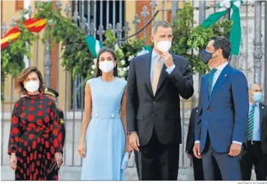  ?? ANTONIO PIZARRO ?? Los Reyes, ayer flanqueado­s por Carmen Calvo y Juanma Moreno, en la puerta del Palacio de San Telmo.