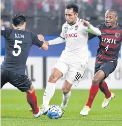  ?? AFP ?? Muang Thong’s Teerasil Dangda, centre, in action against Kashima Antlers.