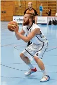  ?? Archivfoto: Julian Leitenstor­fer ?? Jonas Fiebich (am Ball) war in Dachau der erfolgreic­hste Landsberge­r Scorer. Doch trotz seiner 20 Punkte reichte es nicht zu einem Sieg.