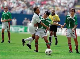  ??  ?? Israel López, con el gafete de capitán, choca con Cobi Jones.