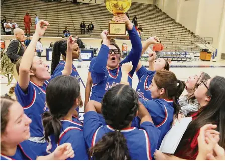  ?? Kin Man Hui/staff photograph­er ?? Jefferson outscored Sam Houston 24-9 in the fourth quarter on Tuesday night to storm back for a victory.