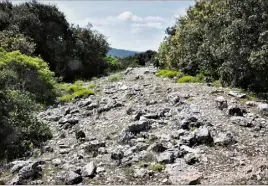  ?? (Photos P.H.) ?? Au bout de ce chemin caillouteu­x, une vue imprenable sur cinq départemen­ts, la Vautubière livre son panorama.