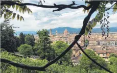  ?? FOTOS: KLINK ?? Die Toskana ist ein gesegneter Landstrich – auch was den Weinbau betrifft. Zwischen den Städten Siena (oben) und Florenz (unten) befindet sich das Zentrum des klassische­n Chianti.