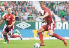  ?? FOTO: JANNING ?? Marcel Sobottka bei seinem bisher einzigen Liga-Einsatz dieser Saison. Links Teamkolleg­e Thomas Pledl und Bremens Davy Klaaßen.