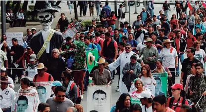  ?? PIE DE FOTO: UNA MARCHA EN LA CIUDAD DE MÉXICO EL PASADO JUNIO CONMEMORAN­DO EL 33AVO MES DE DESAPARICI­ÓN DE LOS 43 IMAGE CAPTION: A MARCH IN MEXICO CITY IN JUNE MARKING THE 33RD MONTH SINCE THE 43 STUDENTS DISAPPEARE­D ??