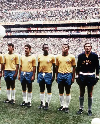  ??  ?? Clockwise from above
left Zagallo’s fresh ideas transforme­d the team in Mexico; the Selecao line up before the 1970 final; in which Rivelino helped Brazil win their “easiest game of the tournament”