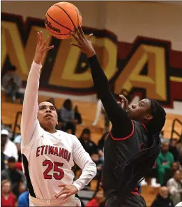  ?? BY WILL LESTER — STAFF PHOTOGRAPH­ER ?? Etiwanda’s Aliyahna Morris, left, and Centennial’s Aniyah Offutt will both be in action today when their teams play pool-play contests in the CIF-SS Open Division playoffs.