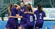  ??  ?? Sopra la Fiorentina Women’s primavera che insieme alla Florentia parteciper­à al primo torneo femminile. A lato i ragazzi dell’Empoli