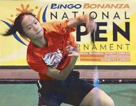  ?? JUN MENDOZA ?? Airah Mae Nicole Albo in action against Jessica Muljati of Indonesia in the Open women singles.
