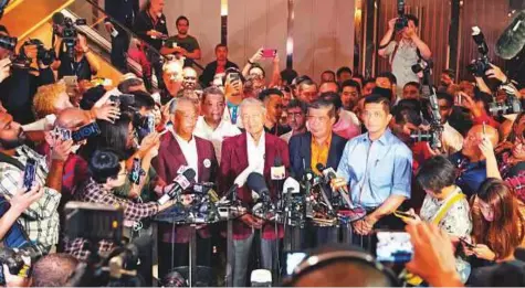  ?? AP ?? Malaysian opposition leader and former Prime Minister Mahathir Mohammad (centre) speaks to journalist­s at a hotel in Kuala Lumpur yesterday. Mahathir announced the swearing in of the prime minister will occur within a day, reports said.