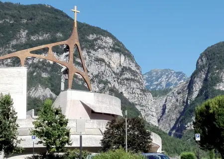  ?? (foto Zanfron) ?? Basta rintocchi La chiesa parrocchia­le di Longarone con le campane «silenziate»