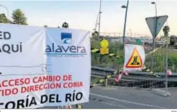  ?? EFE ?? El cartel que anuncia el cierre del principal acceso al parque Alavera.