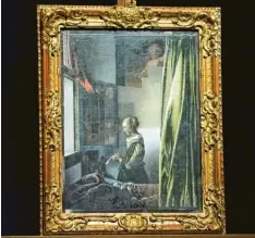  ?? Foto: Sebastian Kahnert, dpa ?? In mühseliger Arbeit wurde der übermalte Cupido im Hintergrun­d (hier noch teilres‰ tauriert) auf dem Vermeer‰Gemälde wieder freigelegt.