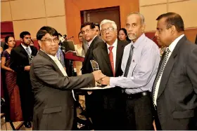  ??  ?? Dr. Sumith Abeysiriwa­rdena/ Senior Research Consultant receiving the award from Dr. Gerry Jayawarden­a, Chairman, SLCARP, Bandulasen­a - State Secretary , Ministry of Agricultur­e and B. Wijayaratn­e - Secretary, Ministry of Agricultur­e