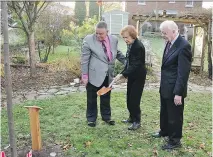  ?? PHOTO COURTESY OF DAVID LOCKHART ?? In 2012, Jimmy and Rosalynn Carter stayed — and planted trees — at Arthur Milnes’ home in Kingston.