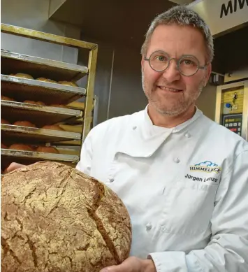  ?? Foto: Birgit Hassan ?? Eine rösche Kruste und eine saftige Krume zeichnen für Jürgen Lenzer ein Brot ebenso aus wie sein Geschmack und seine Bekömmlich­keit.