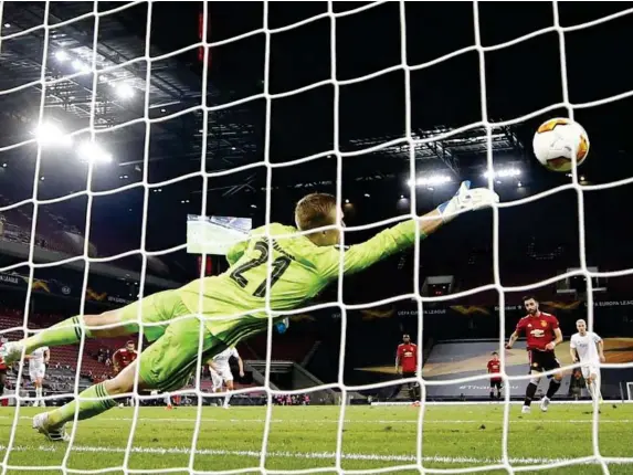  ?? (Reuters) ?? Bruno Fernandes scores United’s 21st penalty this season