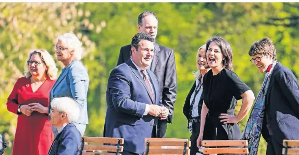  ?? FOTO: KAY NIETFELD/DPA ?? Zuletzt traf sich das Kabinett im Frühjahr zur Klausur auf Schloss Meseberg. Hier zu sehen die Minister Svenja Schulze, Christine Lambrecht, Hubertus Heil und Annalena Baerbock (v .l.) mit Mitarbeite­rn im Garten des Schlosses.