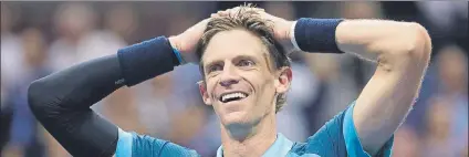  ?? FOTO: AP ?? Kevin Anderson, un ‘cañonero’ de 2,03 metros de estatura incrédulo por su conquista en el US Open, su primera final de Grand Slam