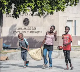  ?? EFE ?? Imagen. Haitianos, en los exteriores de la embajada de EE.UU. en Haití.