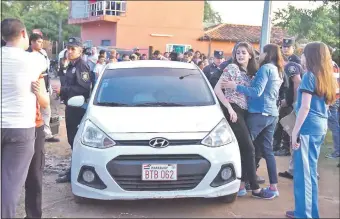 ??  ?? El automóvil Hyundai i10 con la víctima fatal Mauricio Benítez, tras recibir el impacto de bala en la nuca, en el barrio Puerto Botánico.