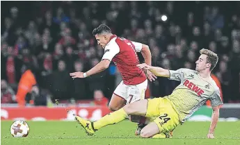  ??  ?? CHILENO. Alexis Sánchez, del Arsenal, disputa el balón con Lukas Klunter (d), del Colonia.