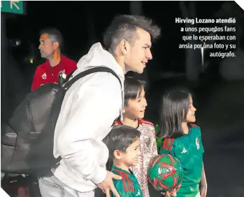  ?? ?? Hirving Lozano atendió a unos pequeños fans que lo esperaban con ansia por una foto y su autógrafo.