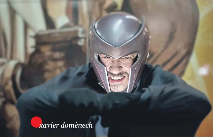  ?? PEDRO MADUEÑO ?? Domènech, caracteriz­ado del superhéroe de X-Men Magneto, en la librería Norma Còmics de Barcelona, esta semana, con una capa de www.menkes.esxavier domènech